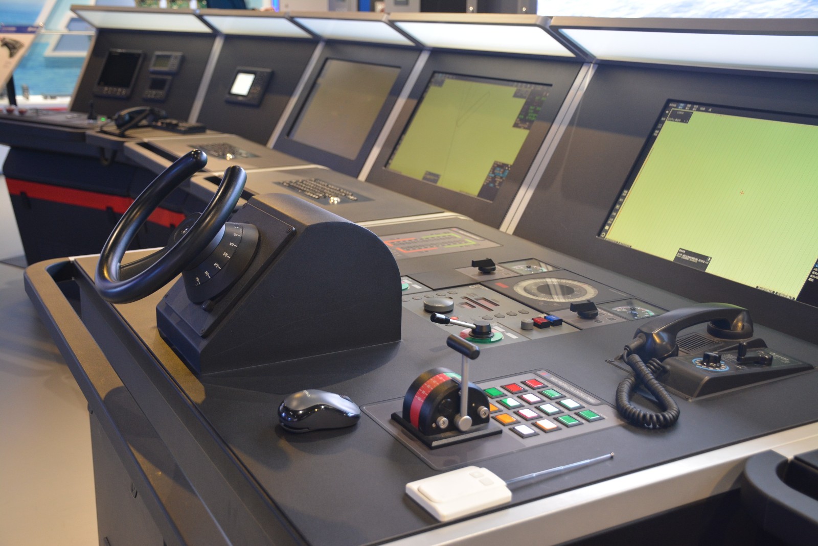 1668147451179869.jpg 省二輕集團國瑞科技公司設(shè)計制造的艦船數(shù)字化中控臺.jpg