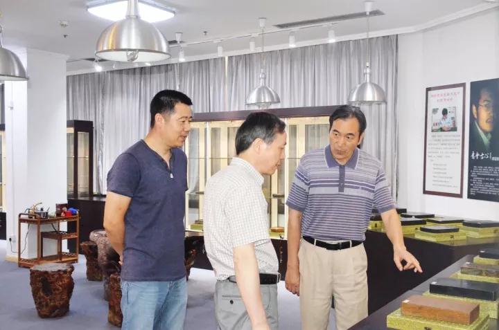 集團(tuán)公司黨委書記、總經(jīng)理虞岳明參觀省工藝品公司魯硯展