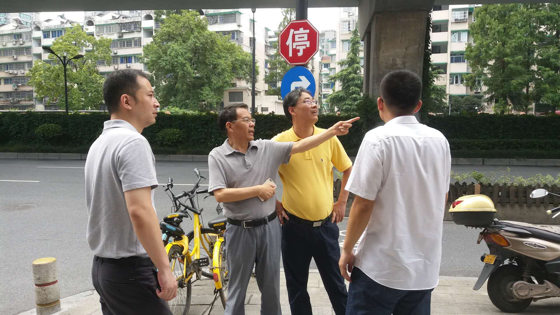 集團公司副總經(jīng)理徐旭陽赴商業(yè)公司和德清申達基建施工現(xiàn)場開展安全檢查