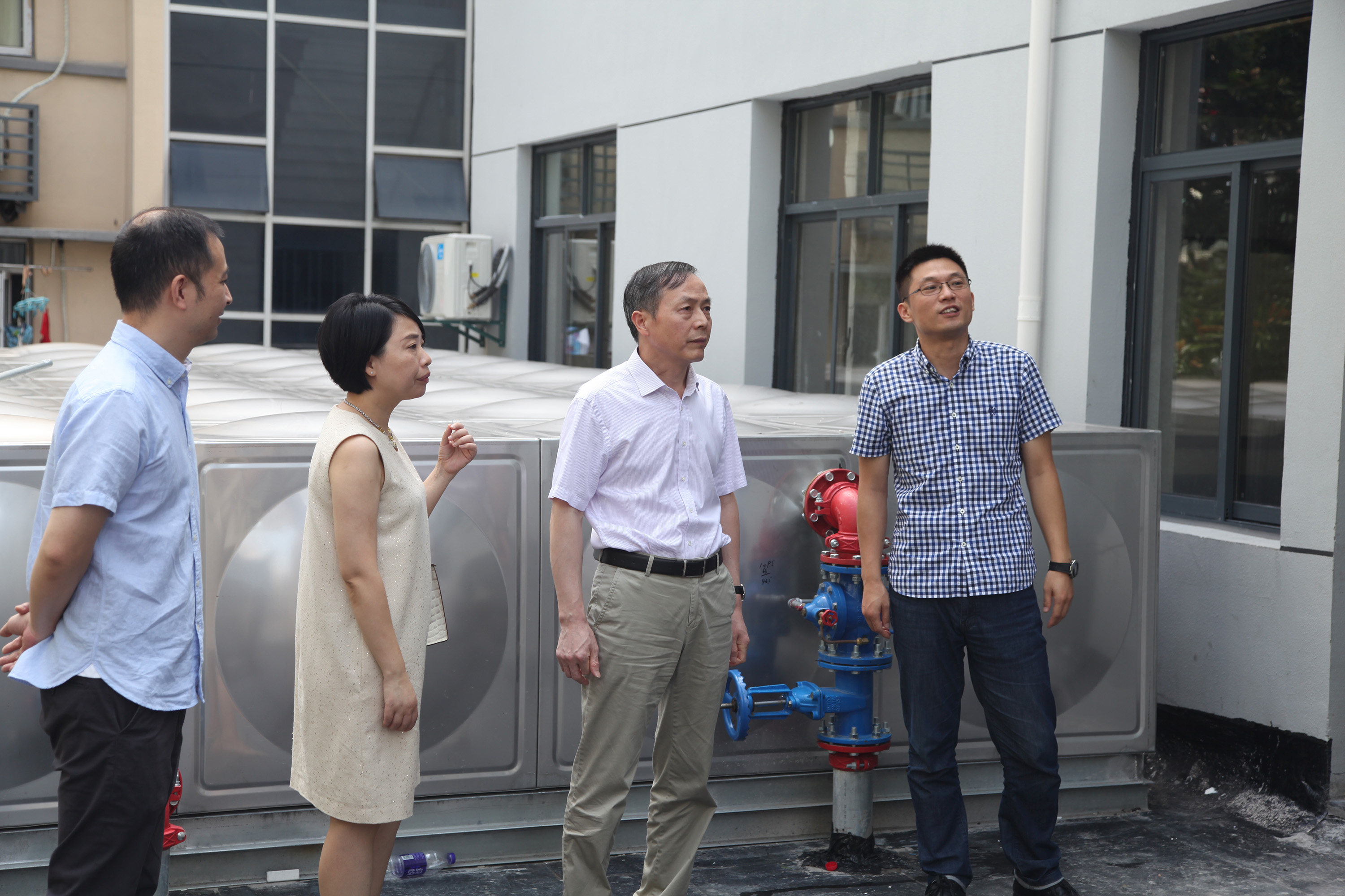 集團公司黨委書記總經(jīng)理虞岳明考察青年公寓項目