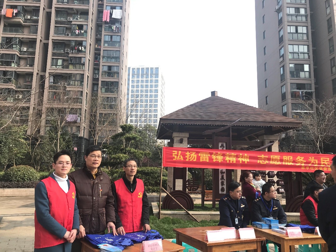 信聯(lián)鋼鐵黨總支參加學雷鋒活動