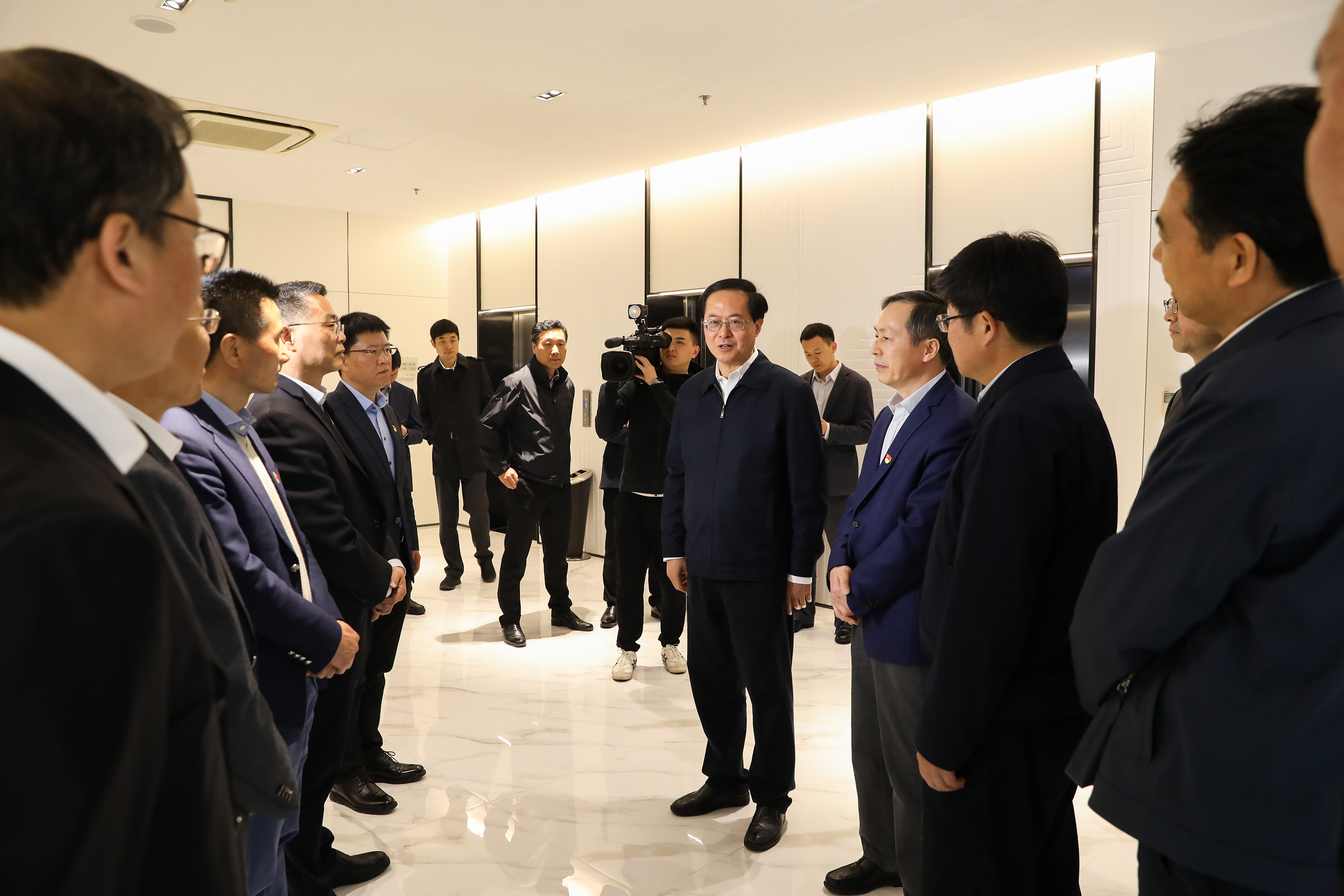 省委書記車俊調(diào)研二輕集團(tuán)時(shí)強(qiáng)調(diào)：努力在服務(wù)文化大省建設(shè)中走在前列