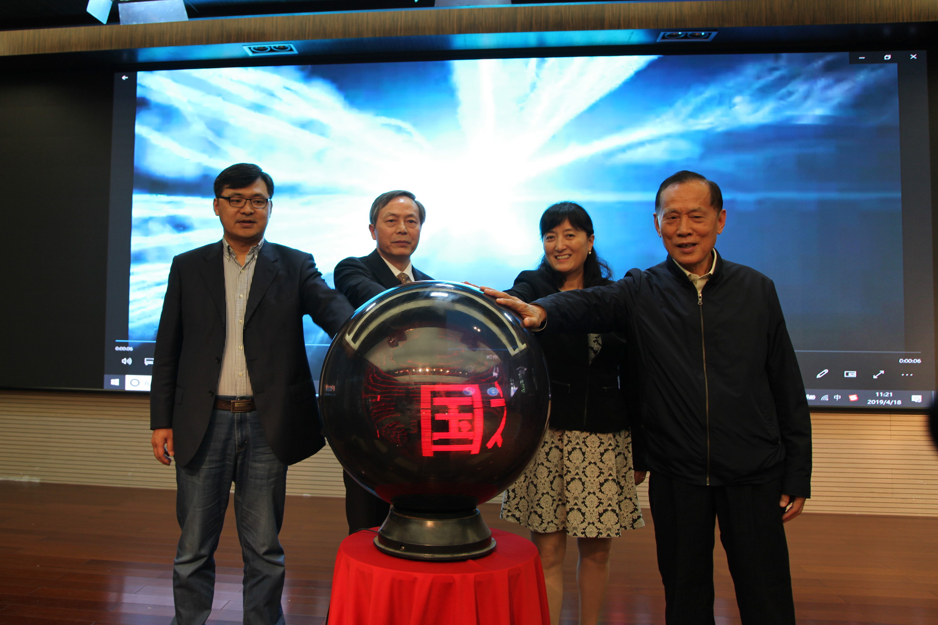 傳承與發(fā)展   數字與未來 ——“第一屆匠心·匠作工藝美術成就展”暨《大國工匠》書籍首發(fā)儀式隆重舉行