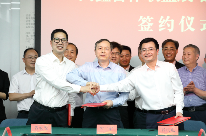 同鑫聯(lián)盟 同心同行 共促發(fā)展——省二輕集團、省農(nóng)發(fā)集團和省機電集團簽訂戰(zhàn)略合作協(xié)議