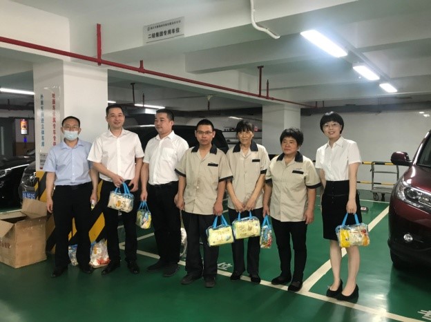 商業(yè)公司領導班子情系職工送清涼