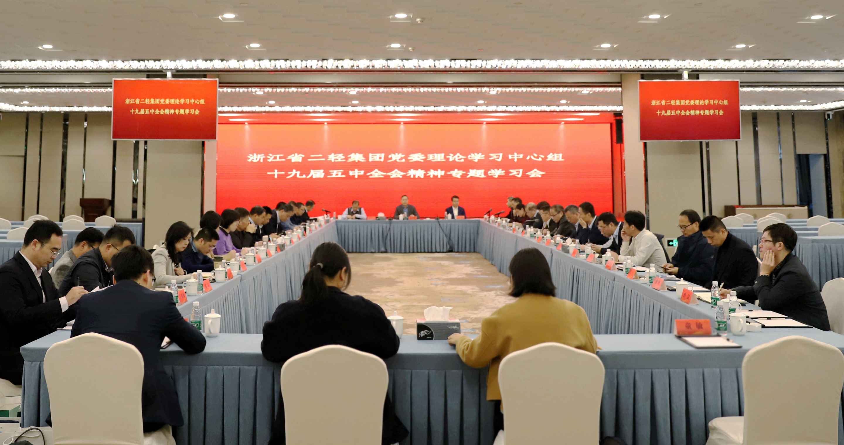 虞岳明在省二輕集團(tuán)黨委理論學(xué)習(xí)中心組十九屆五中全會(huì)精神專(zhuān)題學(xué)習(xí)會(huì)上強(qiáng)調(diào)：奮斗創(chuàng)造歷史，實(shí)干成就未來(lái)