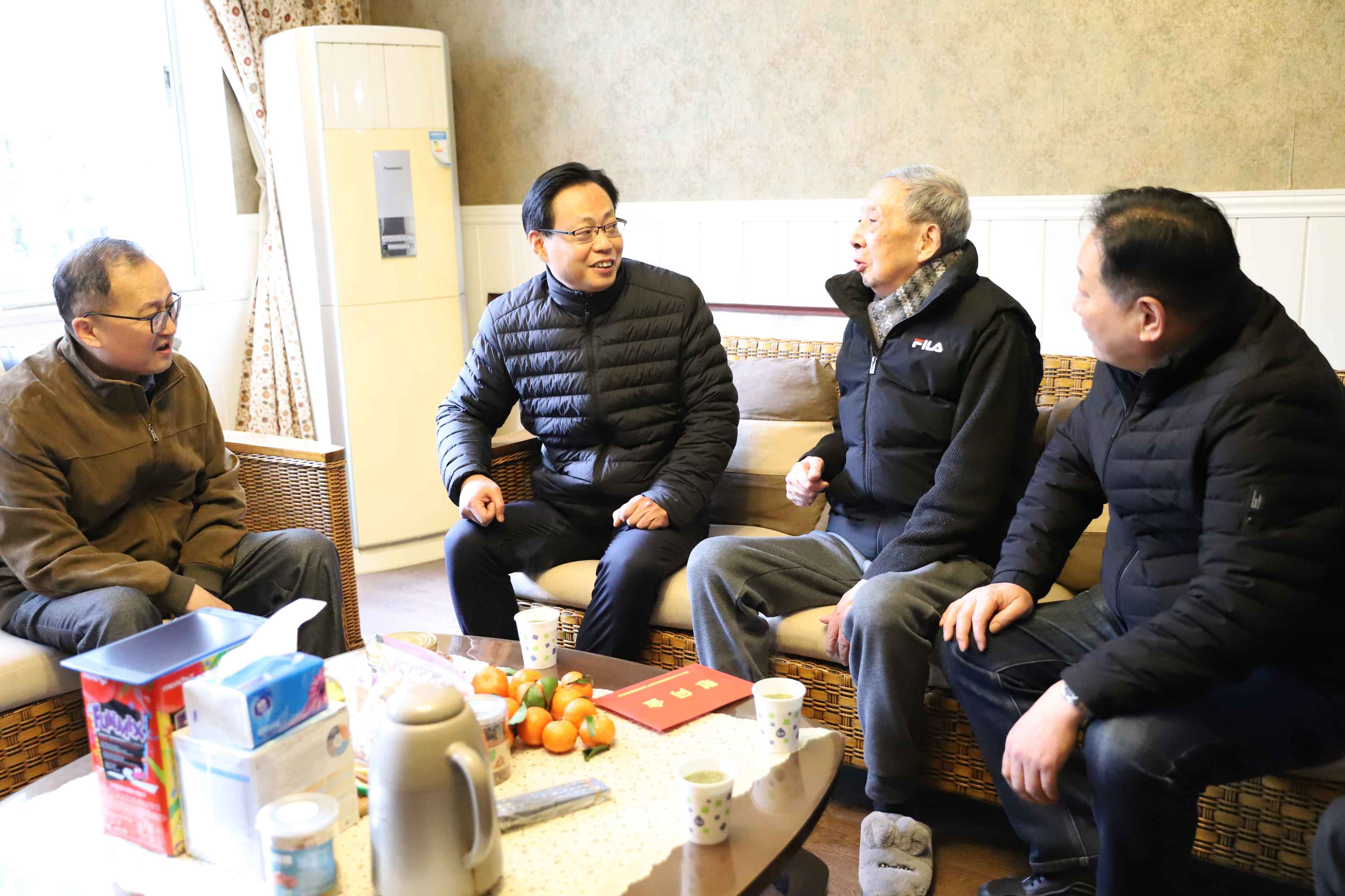 省國(guó)資委黨委委員、副主任劉盛輝到省二輕集團(tuán)開展年度黨建工作檢查考核和“三服務(wù)”活動(dòng)