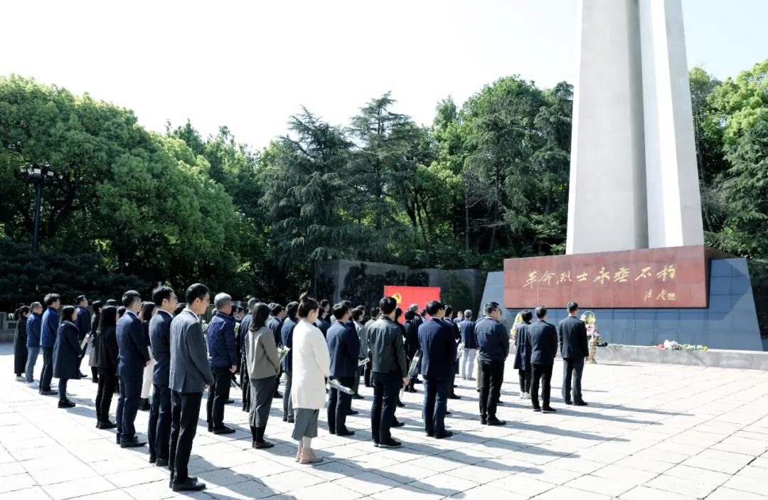 省二輕集團(tuán)開(kāi)展“清明祭英烈”活動(dòng)