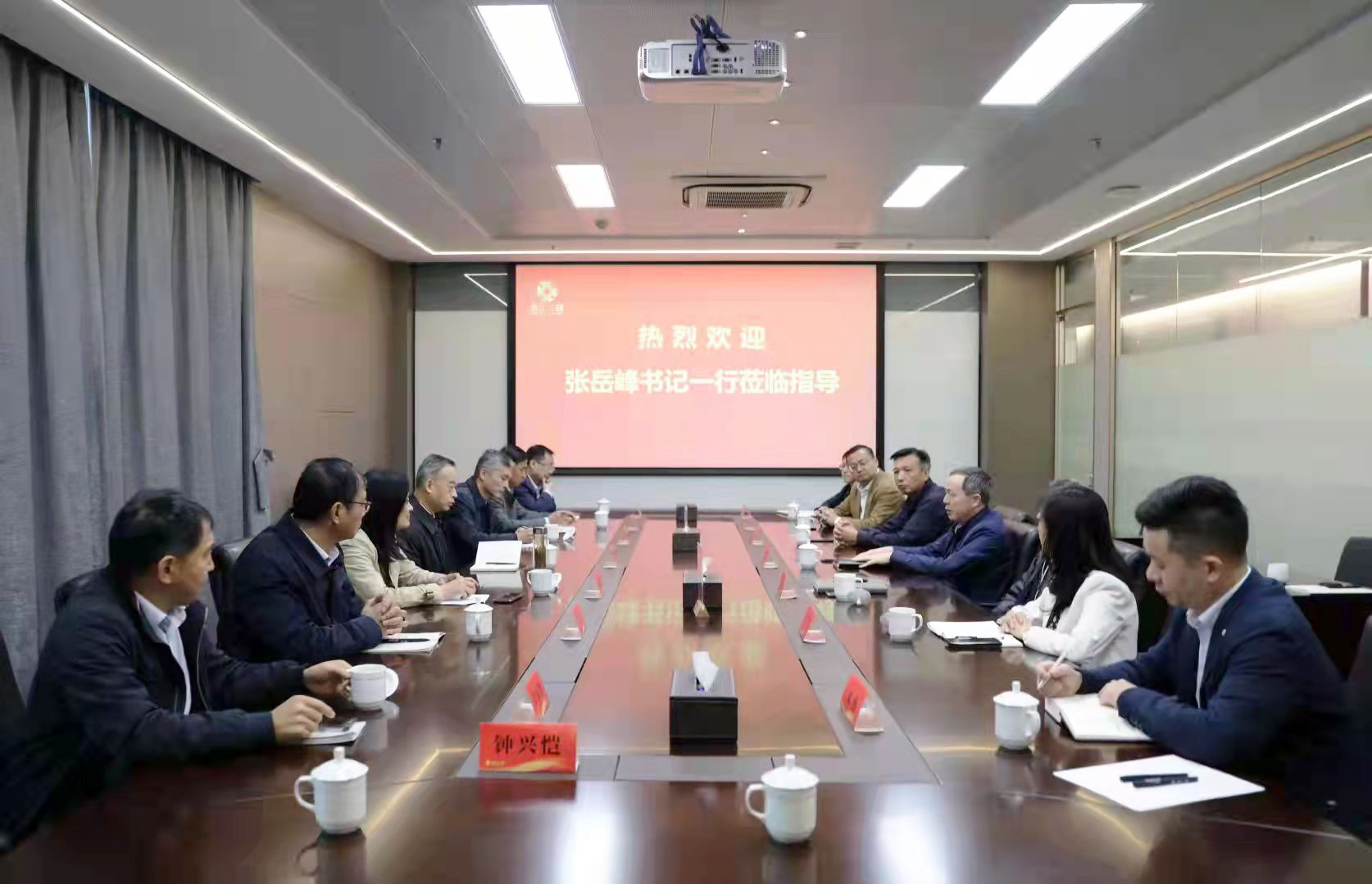 虞岳明與馬鞍山市委書(shū)記張?jiān)婪遄劷涣?>
                                                            </div>
                            <div   id=