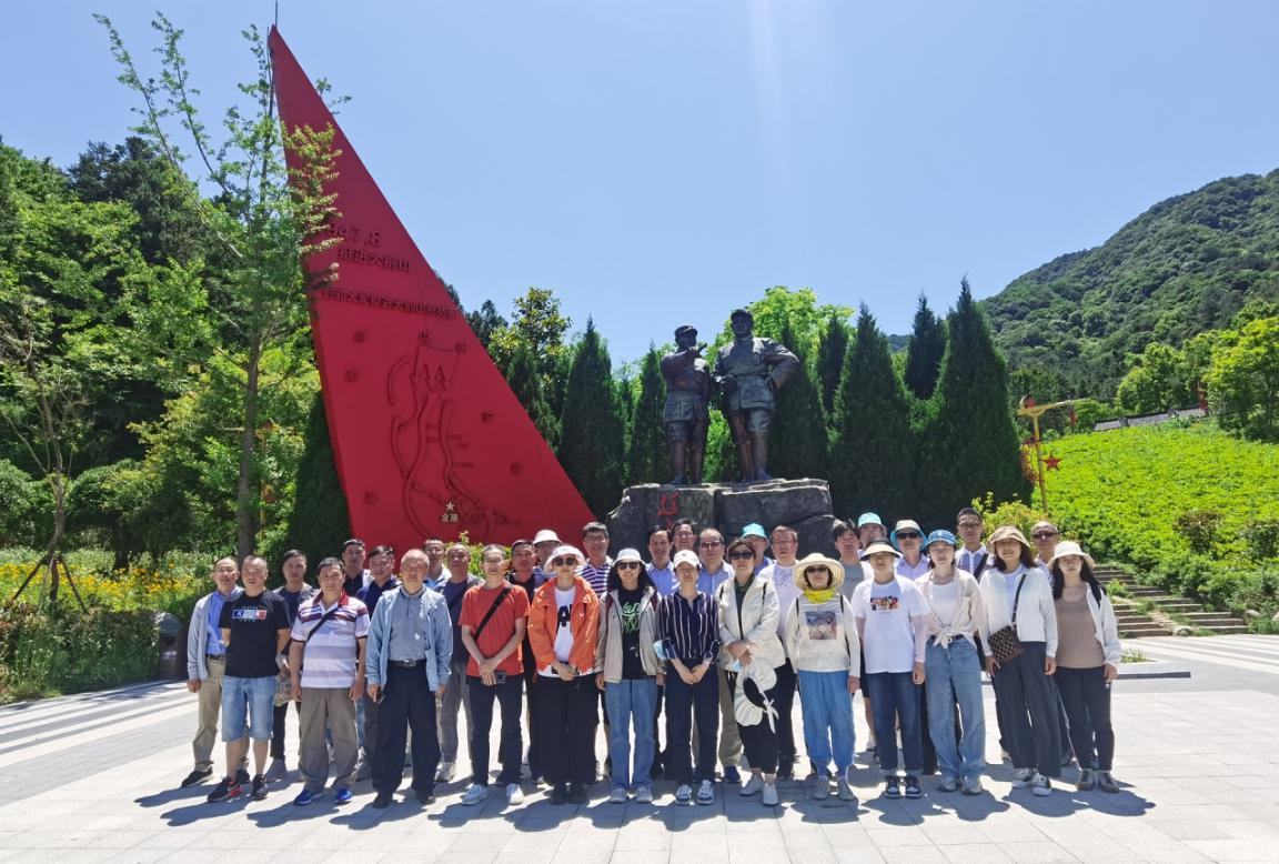 紅色山河當(dāng)課堂 英雄史詩作教材 省二輕集團工會組織先進職工踏訪大別山革命熱土