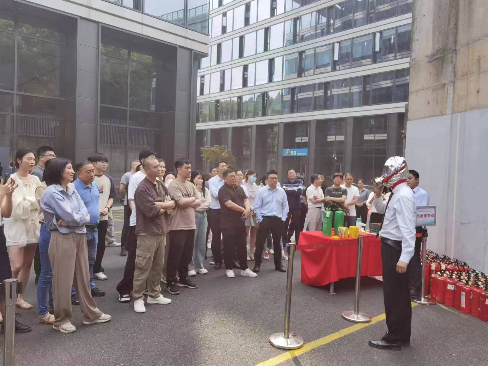商業(yè)公司開展“人人講安全、個(gè)個(gè)會(huì)應(yīng)急”消防應(yīng)急演練活動(dòng)