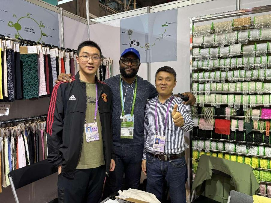 塑商貿(mào)新局 展工美特色 工藝品公司亮相廣交會(huì)