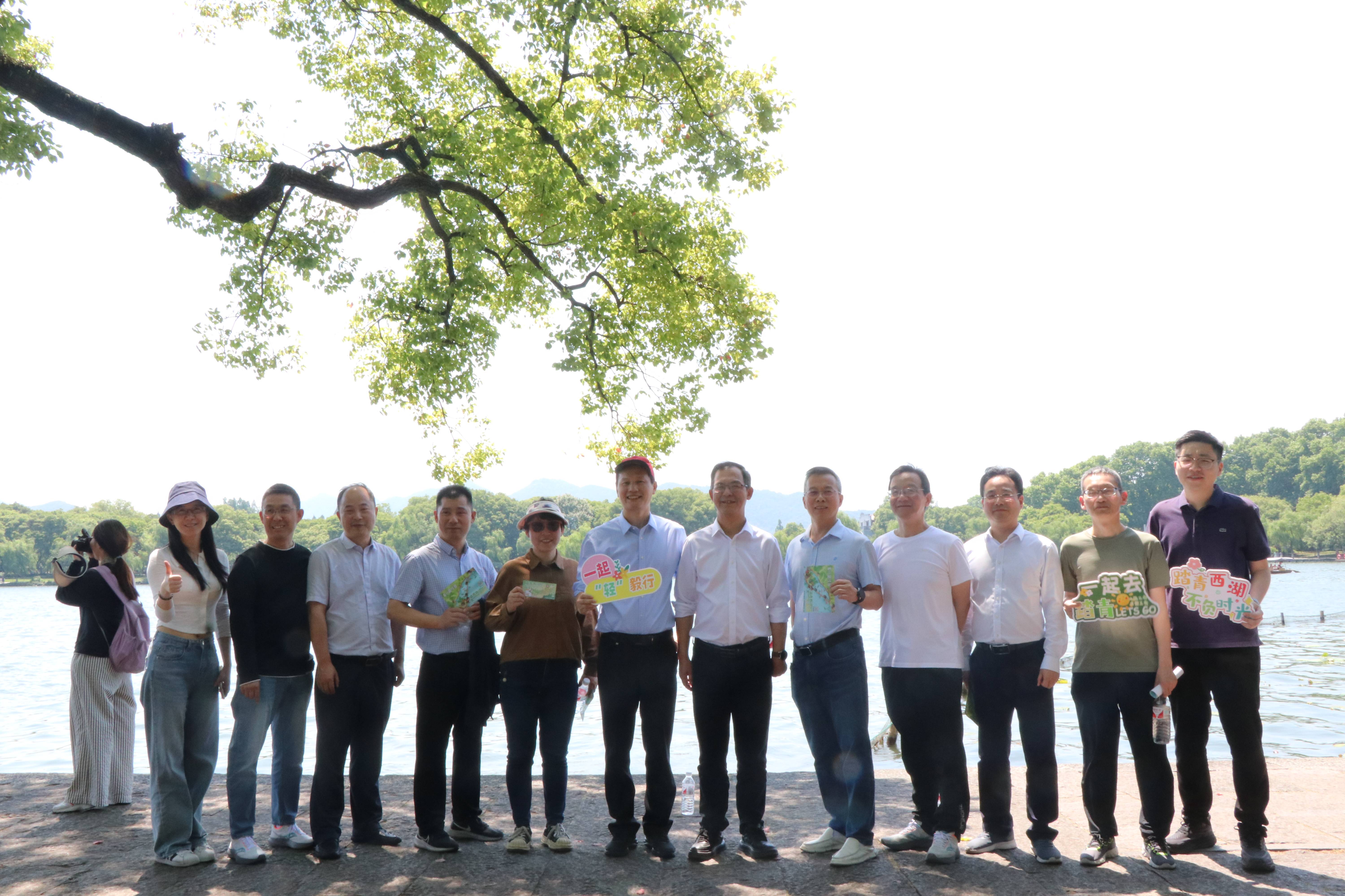 踏青西湖，不負(fù)時光丨省二輕集團開展“輕”毅行活動