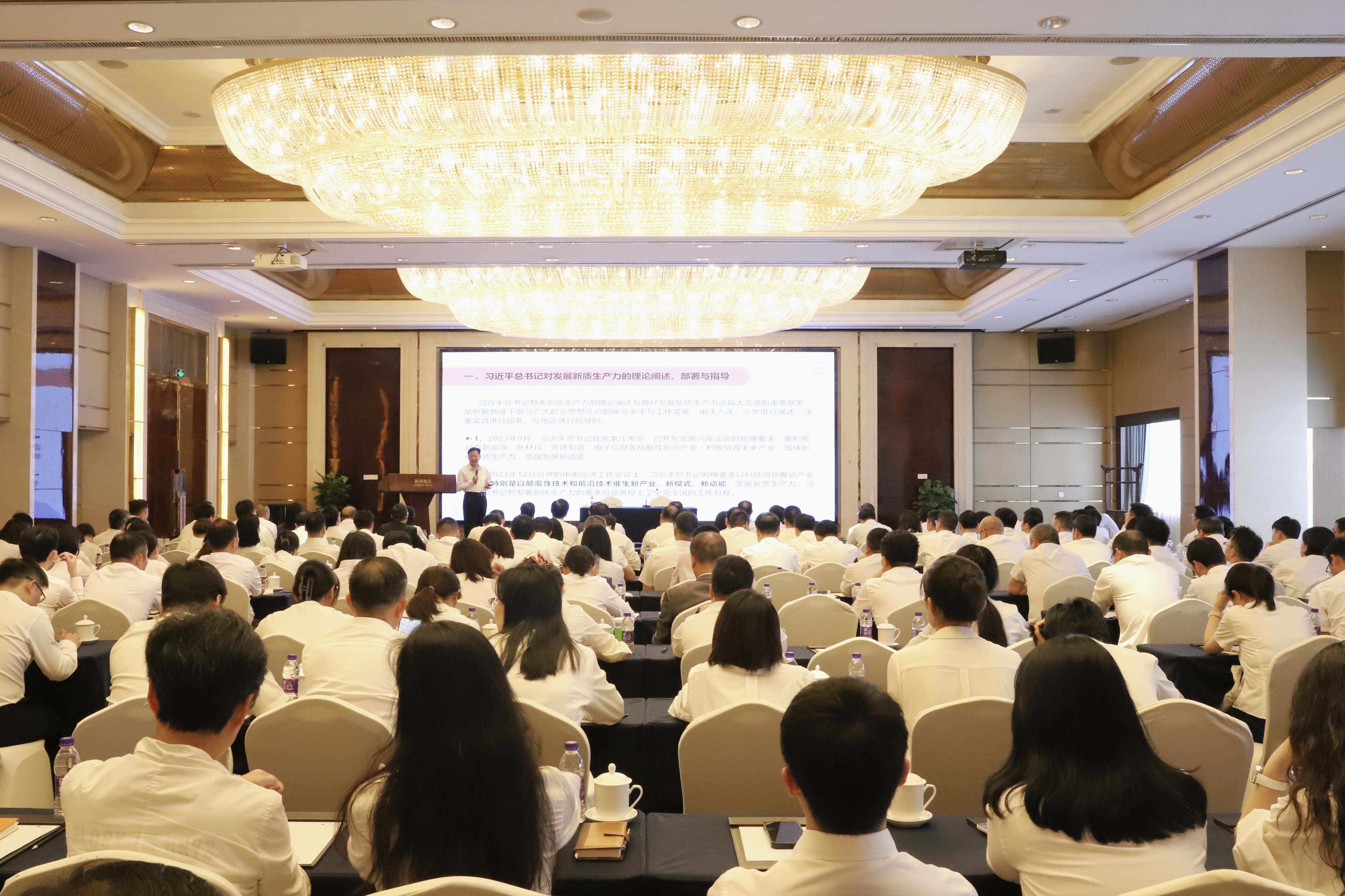 浙江省智能制造專家委員會主任毛光烈受邀到省二輕集團作專題講座