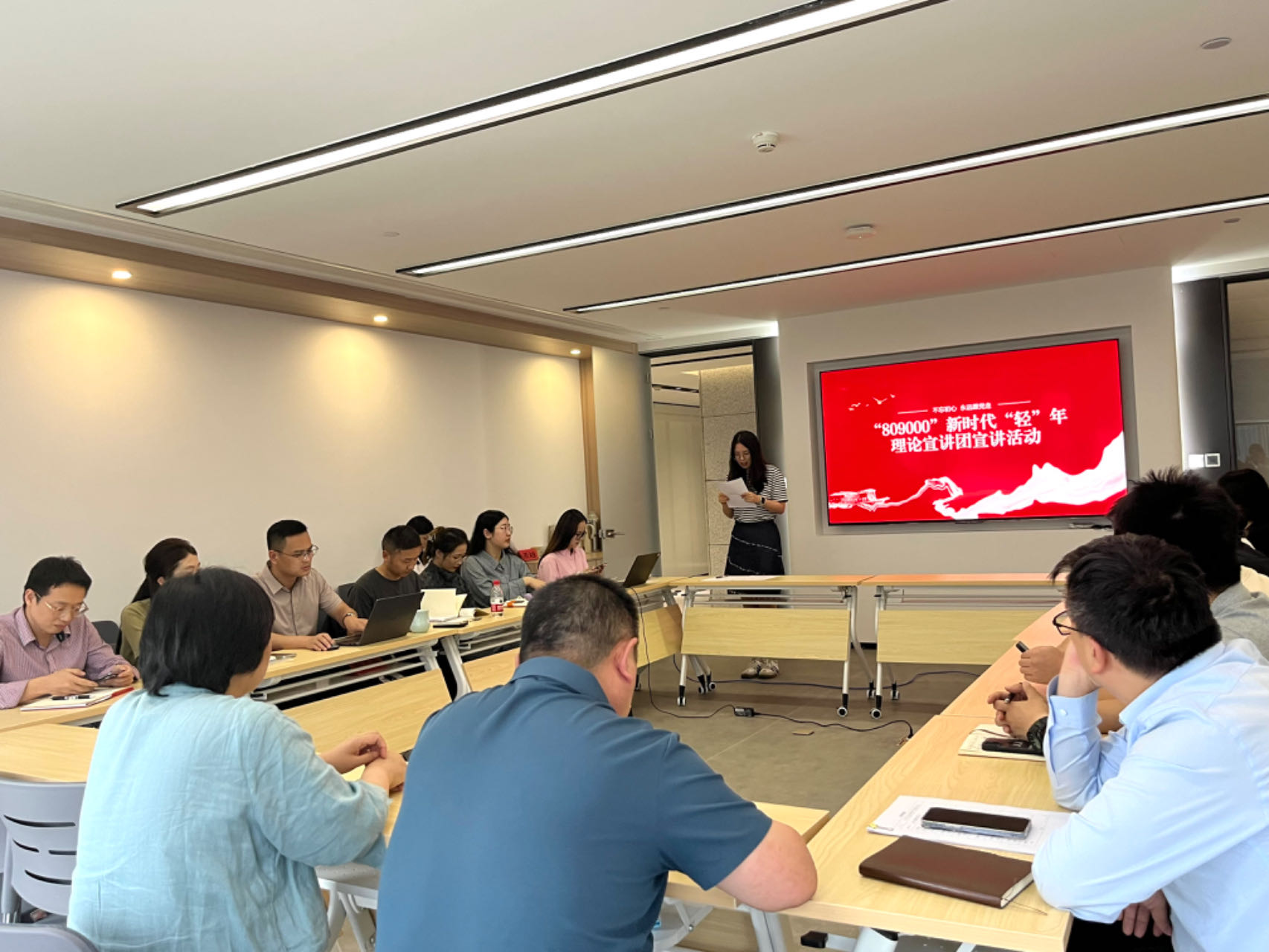 藝創(chuàng)文旅公司黨支部召開“809000”新時代“輕”年理論宣講團(tuán)宣講暨警示教育活動