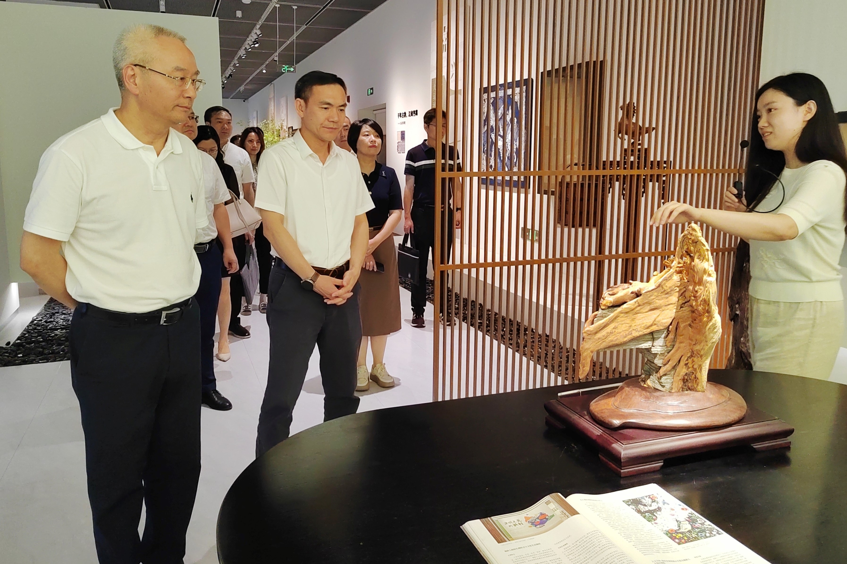 省科協(xié)黨組書(shū)記、副主席吳曉東一行到省二輕集團(tuán)、省工藝美術(shù)學(xué)會(huì)調(diào)研