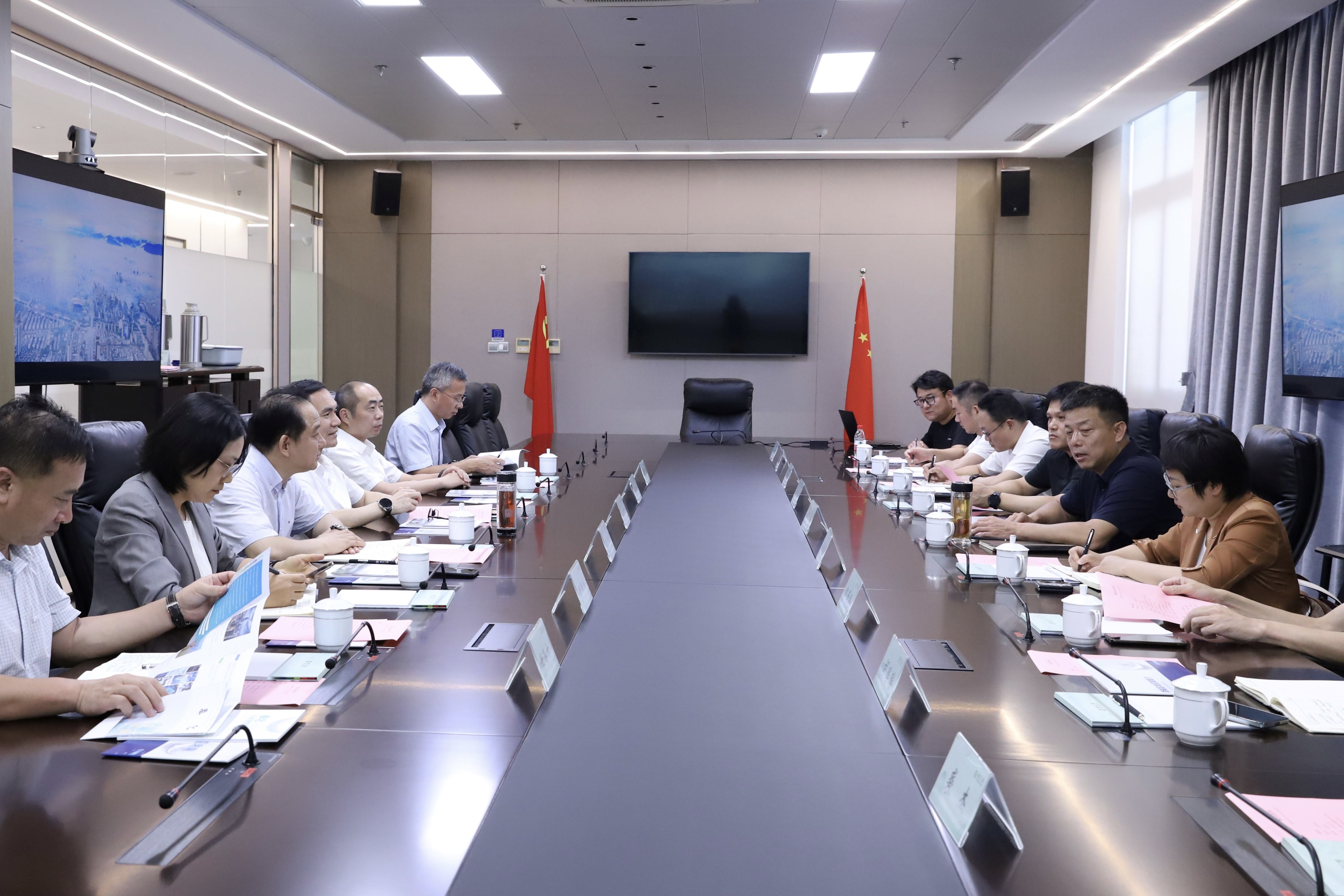 寧波市奉化區(qū)委書記胡永光一行到訪省二輕集團(tuán)