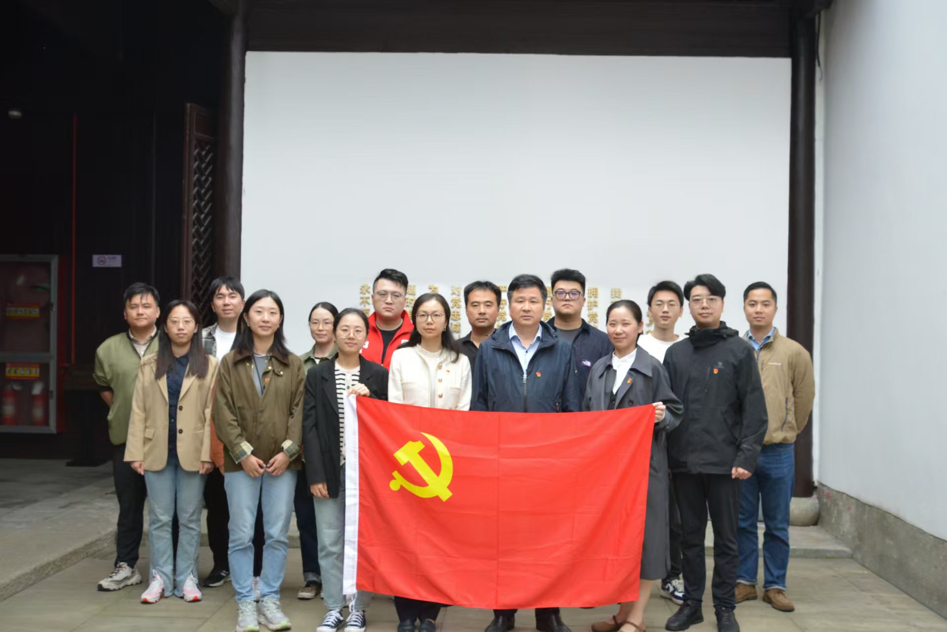 融資租賃公司黨支部開展“尋訪總書記足跡，深挖理論與實(shí)踐‘富礦’”主題黨日活動(dòng)