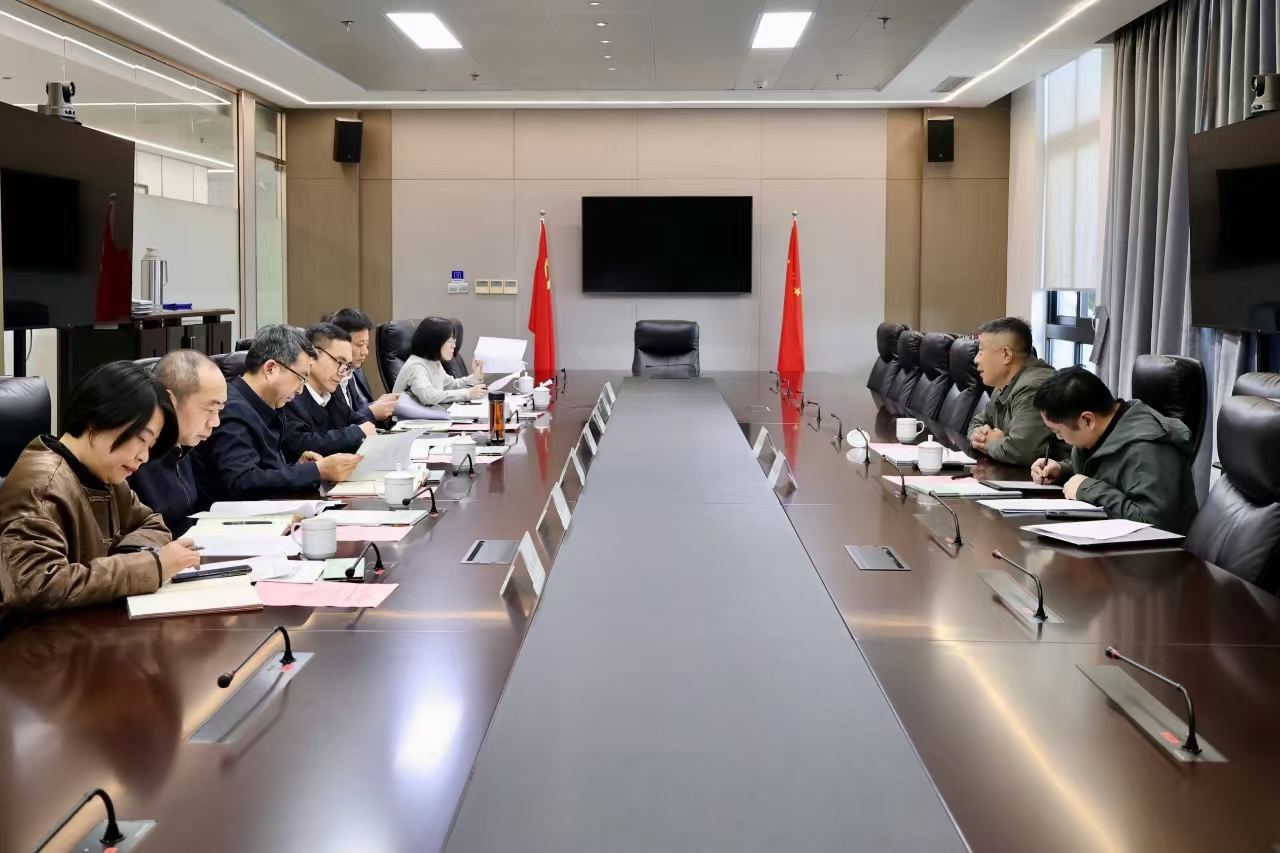 中國工藝美術(shù)學(xué)會(huì)理事長才大穎一行到訪省二輕集團(tuán)