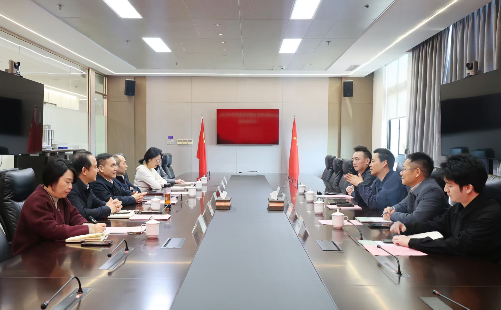 杭州金融投資集團(tuán)黨委書記、董事長(zhǎng)沈立一行到訪省二輕集團(tuán)